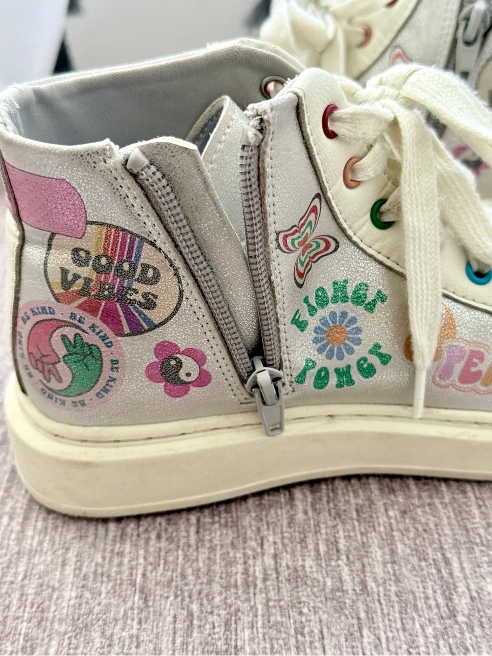 Steve Madden - Kids Cream High-Top Sneakers w/ Colorful Retro Sticker - Size 1